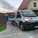 Modrý plastový bazén s rozmerom 6x3m s kráľovským schodiskom po celej šírke, ktorý bol dodaný zákazníkovi.