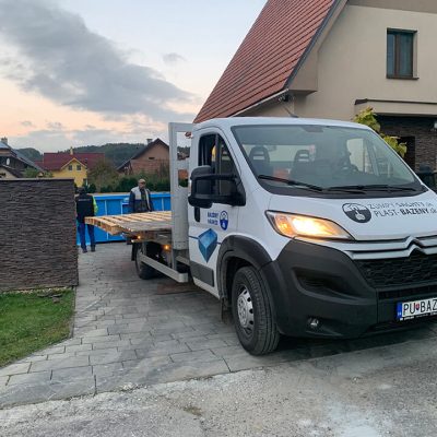 Modrý plastový bazén s rozmerom 6x3m s kráľovským schodiskom po celej šírke, ktorý bol dodaný zákazníkovi.