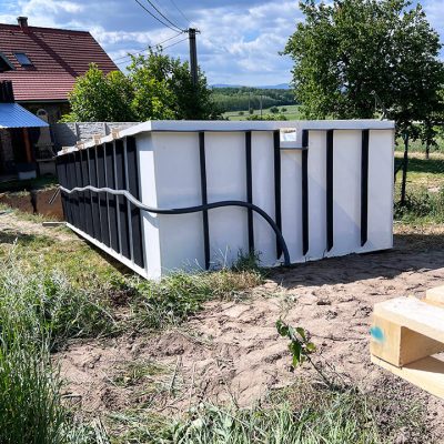Bazén je vyrobený z bieleho polypropylénu odolným voči UV žiareniu.