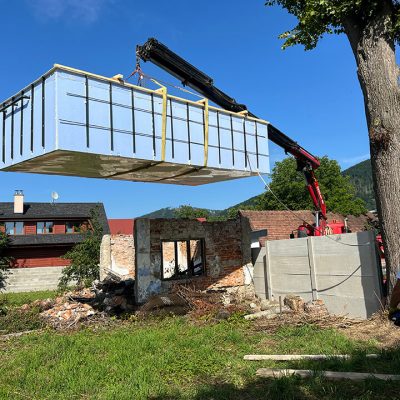 Umiestňovanie bazéna do pripraveného výkopu s pomocou hydraulickej ruky.